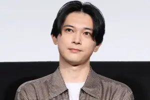 吉沢亮　セット 美容師が解説】吉沢亮さんの髪型オーダー方法｜2025年最新ヘア